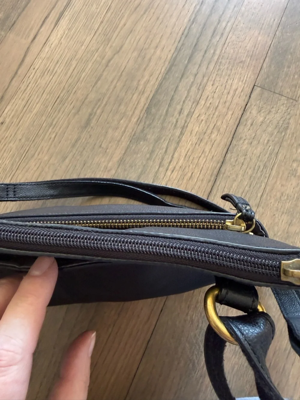 Fossil Black Pebbled Leather Crossbody Purse with Gold Hardware - Picture 4 of 9
